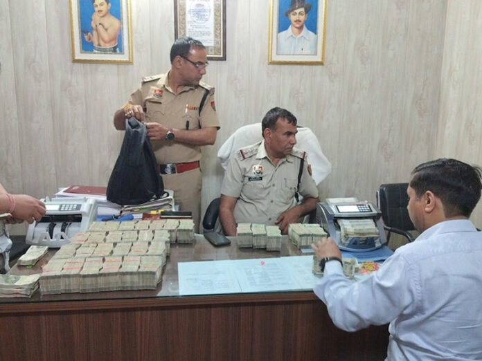 Faridabad News: फरीदाबाद में कार से डेढ़ करोड़ कैश बरामद