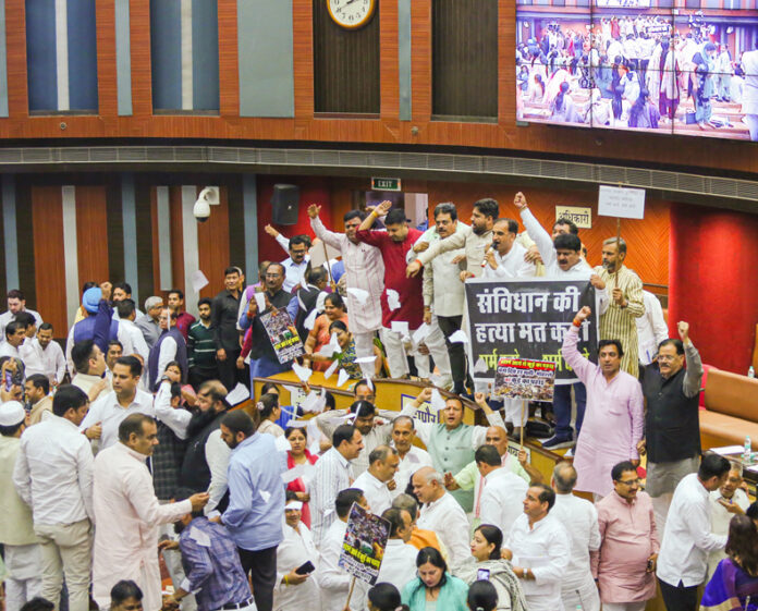Delhi MCD News : दिल्ली नगर निगम सदन में जबरदस्त हंगामा