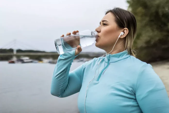Drinking water दिन में कितना पानी पीना जरूरी है, कई कारकों पर निर्भर