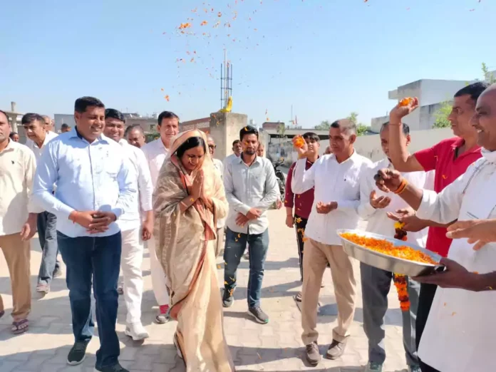 देवधर गांव में नव निर्वाचित मेयर सुमन बहमनी का भव्य स्वागत