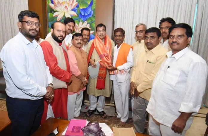 Indians meeting Union Transport Minister Nitin Gadkari