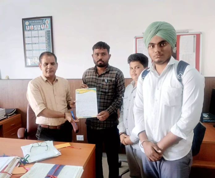 Jind News : किसान एकता संगठन ने चीफ वार्डन को सौंपा ज्ञापन