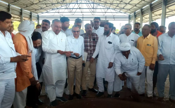 Nuh News : तावडू में विधायक तेजपाल तंवर ने सरसों की सरकारी खरीद को लेकर निरीक्षण किया