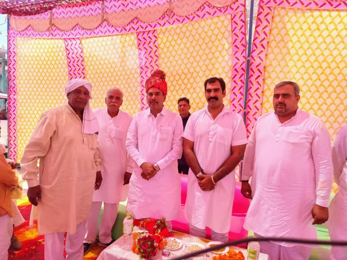 MLA Umesh Patuwas visited two dozen villages and listened to the problems of the common people, assured them of a quick solution