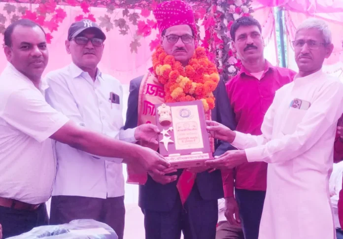 Bhiwani News : महावीर सिंह मीणा रेलवे स्टेशन अधीक्षक पद से हुए सेवानिवृत, स्टाफ सदस्यों ने दी विदाई