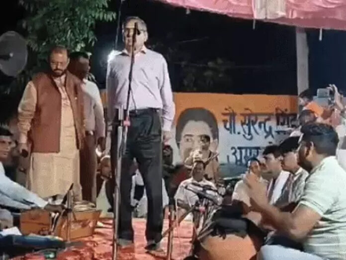 Bhiwani News: पूर्व सीएम बंसीलाल के गांव में भिवानी के डीसी ने सुनाई रागनी