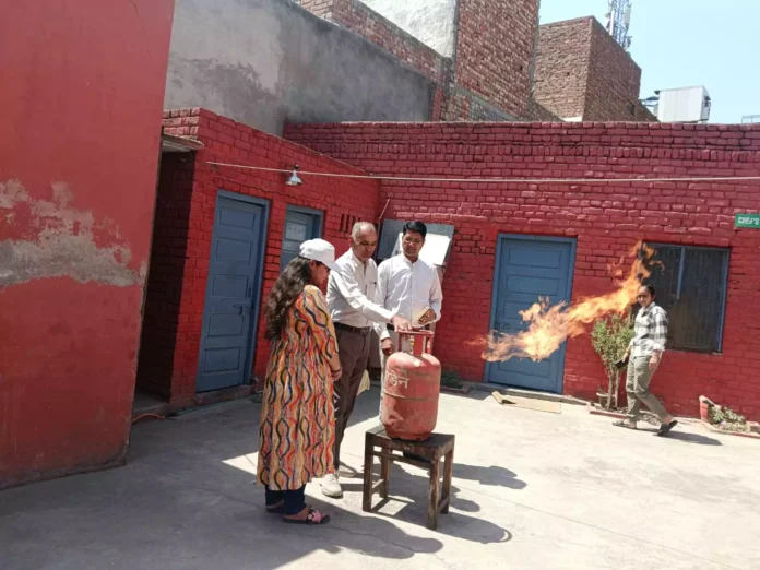 Bhiwani News : एनएसएस स्वयंसेविकाओं ने चलाया सेवा व जागरूकता अभियान