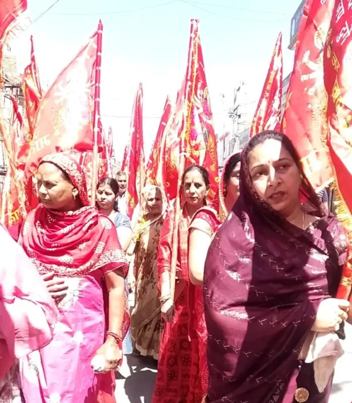 Sirsa News : प्रथम नवरात्र पर निकली मैया रानी की 151 फ़ीट लंबी चुनरी व ध्वजा यात्रा