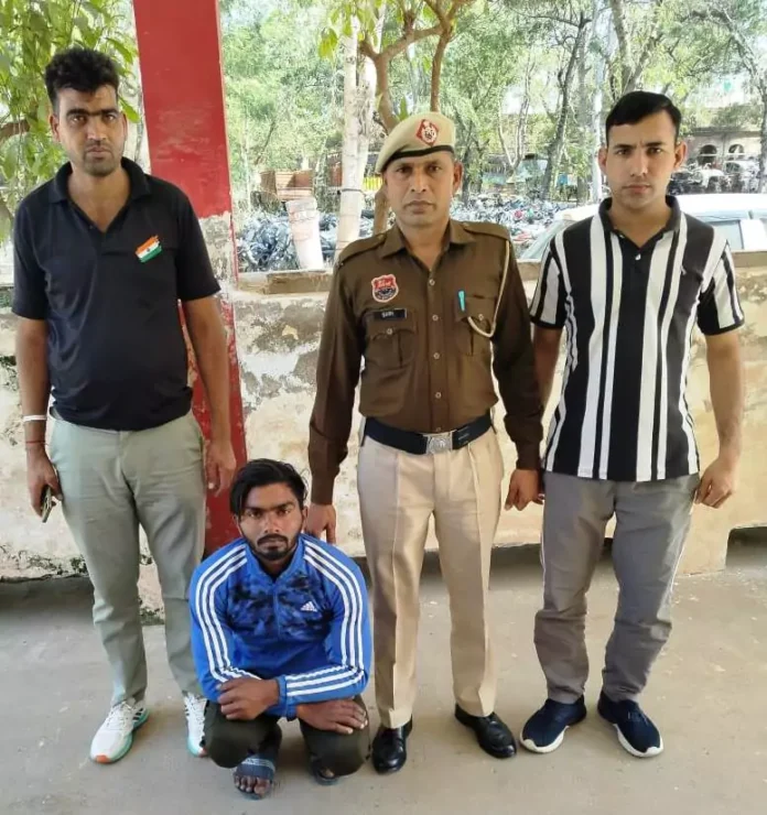 देशी कट्टा व तीन जिंदा रोंद सहित एक गिरफ्तार