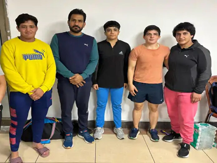 Rohtak News: रोहतक की 4 महिला पहलवान जॉर्डन में होने वाली एशियाई कुश्ती चैंपियनशिप में दिखाएंगी दम