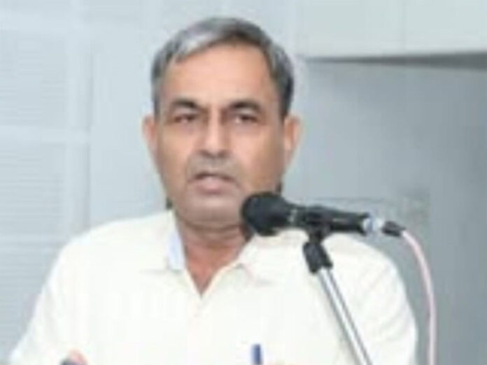 Hisar News: रिटायर होने से 4 दिन पहले हिसार के जिला शिक्षा अधिकारी प्रदीप नरवाल सस्पेंड