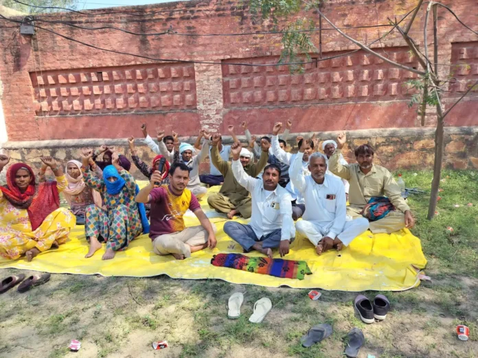 कर्मचारियों का वाहन जारी न होने पर धरना प्रदर्शन