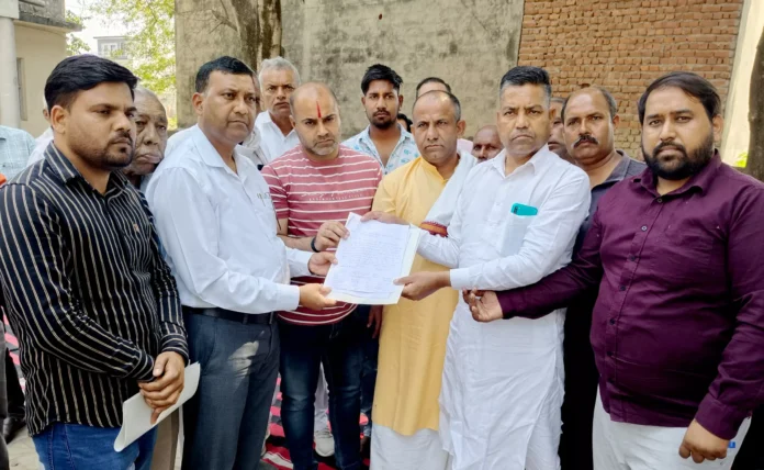 नकटी नदी के प्रवाह क्षेत्र में हो रहे अवैध कब्जों को लेकर किया धरना प्रदर्शन