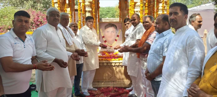 Rajya Sabha MP Kiran supporters paid homage to former minister Surendra Singh