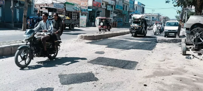 Jind News : रोहतक रोड सड़क गड्ढों में हुई तबदील