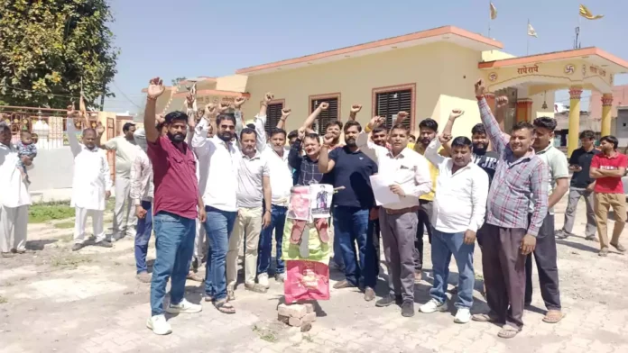 महाराणा सांगा के सम्मान में समाजवादी पार्टी का फूंका पुतला