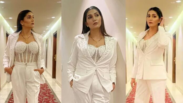 Sapna Choudhary Dance : सपना चौधरी ने “लूट लिया हरियाणा” में लगाए हॉट मूव्स, स्टेज पर पार की सारी हदे