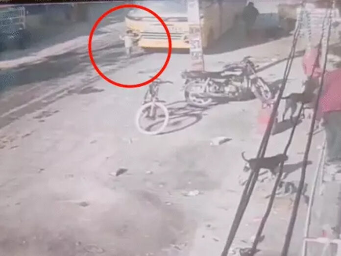 Sonipat News: सोनीपत में 2 वर्षीय बच्ची को स्कूल बस ने कुचला, मौत