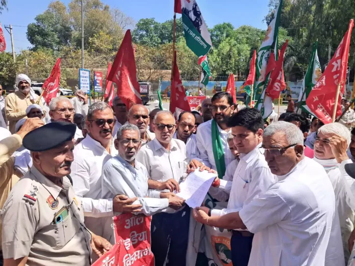 Bhiwani News : पंजाब सरकार की पुलिसिया दम के विरोध में भिवानी में सडक़ों पर उतरा संयुक्त किसान मोर्चा