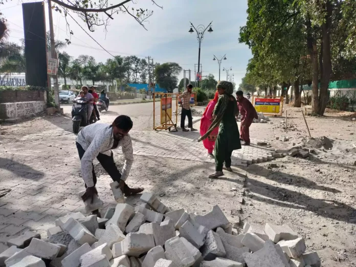मेयर के निरीक्षण के 24 घंटे के भीतर ठीक हुए सड़क पर बने गड्ढे