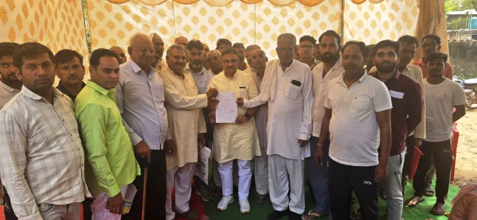 The villagers of Bhatheda submitted a memorandum to the CM demanding to be connected to Rewari or Dahina tehsil