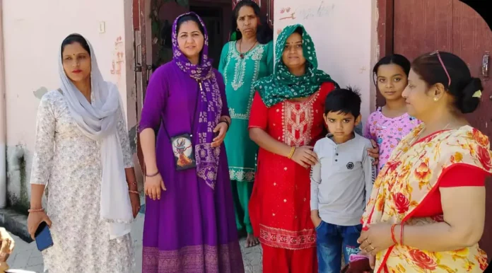 Nuh News : जीरों ड्रॉप आउट मिशन तथा नामांकन बढाने के लिए घर-घर जाकर ग्रामीणों व अभिभावकों से संपर्क किया