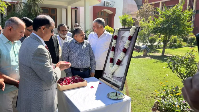 Bhiwani News : आदर्श महिला महाविद्यालय में भगीरथमल बुवानीवाला की 32वीं पुण्यतिथि पर अर्पित की श्रद्धांजलि
