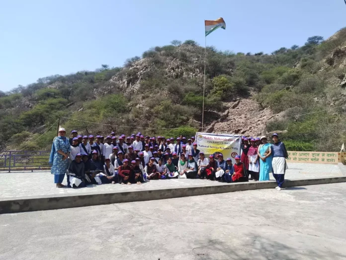 स्वयंसेविकाओं शीशवाला स्थित बाबा मुंगीपा परिसर का दौरा किया
