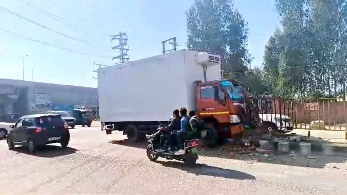 Jind News : कार को बचाने के चक्कर में अनियंत्रित हुआ ट्रक, ग्रील तोड़ 10 मीटर जाकर रूका