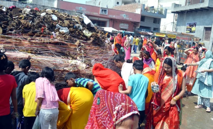 Women performed Holika Puja in the village, showed the colors of Holi in the markets