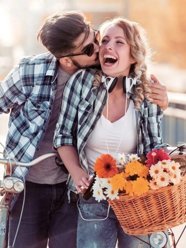 Signs of Love: क्या कोई आपको मन ही मन पसंद करता है? ये कुछ इशारे खोल देंगे राज