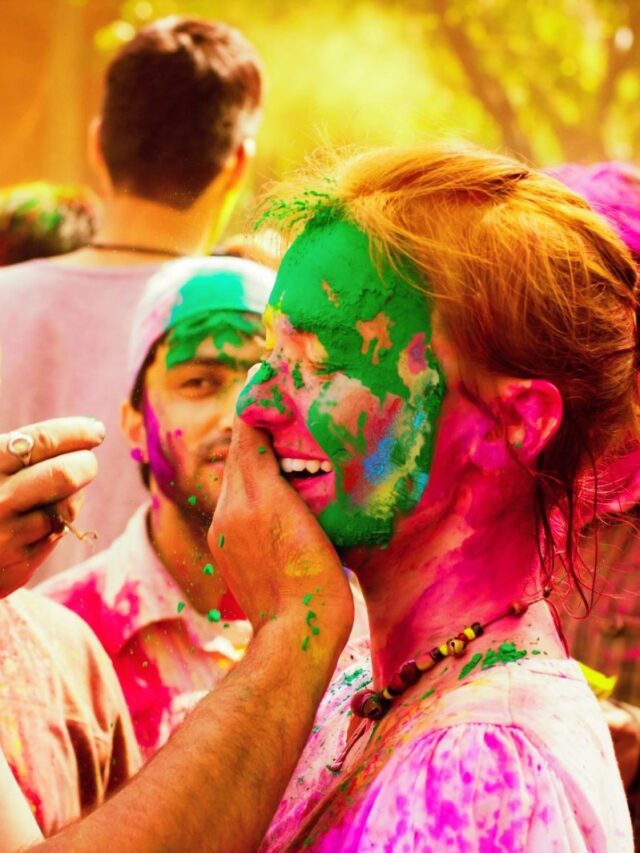 Holi 2025: होली के जिद्दी रंग हटाने के आसान और असरदार घरेलू नुस्खे, चमक उठेगी त्वचा और बाल
