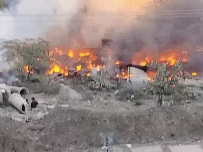 Gurugram Breaking News: गुरुग्राम के बसई चौक के पास बसी झुग्गियों लगी भीषण आग