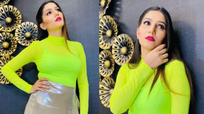 Sapna Choudhary : सपना चौधरी का धांसू डांस! ‘ठाड़ा भरतार’ गाने पर स्टेज पर लगाई आग