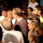 बिजली के पोल लगाने को लेकर दुकानदारों ने किया हंगामा