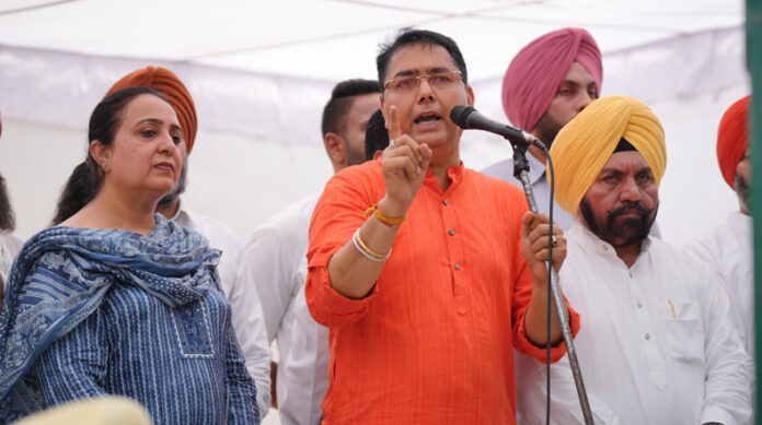 Punjab News : प्रताप बाजवा के खिलाफ आप का हल्ला बोल