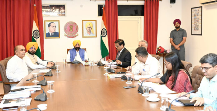 Punjab News Update : गुरु साहिब ने धर्मनिरपेक्ष मूल्यों के लिए बलिदान दिया : मान