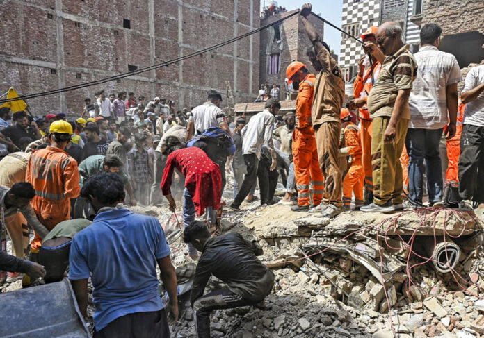 Delhi Breaking News : कमजोर नींव बनी मुस्तफाबाद हादसे का कारण