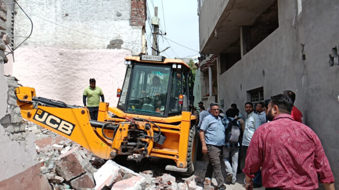 Jalandhar Breaking News : जालंधर में नशा तस्करों की संपत्ति पर की कार्रवाई