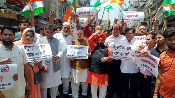 Delhi News : पहलगाम आतंकी हमले के विरोध में 8 लाख दुकानें रहीं बंद