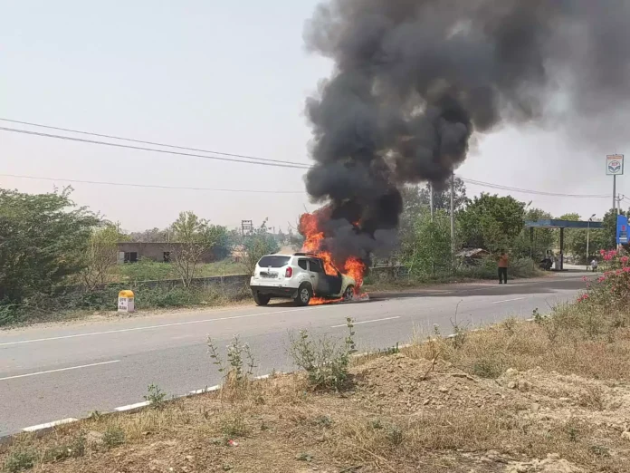 Jind News : जुलाना में कार में अचानक लगी आग