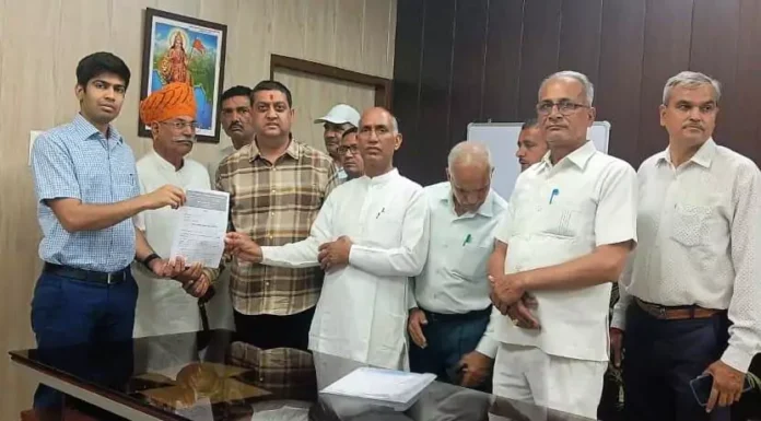 A memorandum in the name of the Chief Minister was submitted to the District Deputy Commissioner regarding various problems of private schools