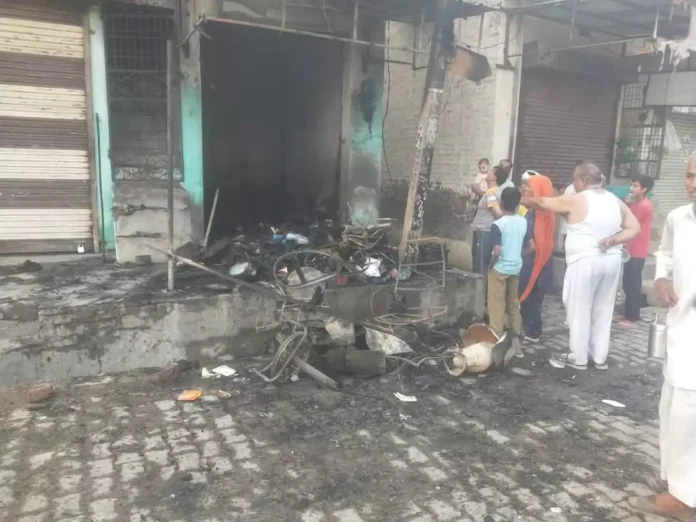 Jind News : शॉर्ट सर्किट से दुकान में लगी आग, लाखों का सामान जला