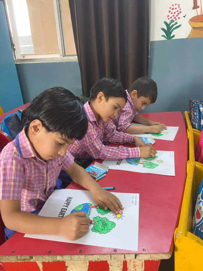 Bhiwani News : पृथ्वी दिवस पर दि ऑकवुड स्कूल में आयोजित किया गया शानदार कार्यक्रम