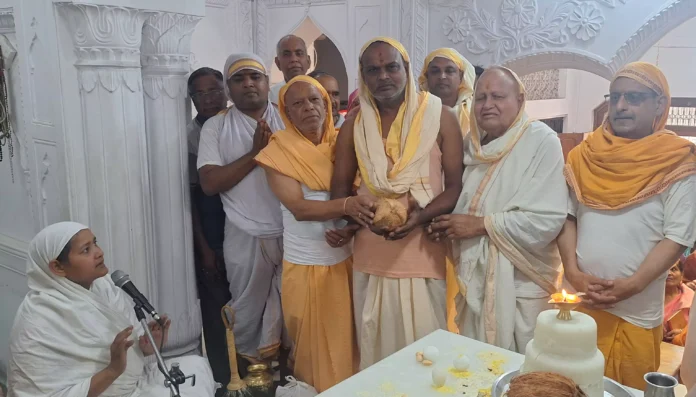 Abhishek and Shantidhara for the wish of world peace was performed in the holy presence of Arshmati Mataji Sangh