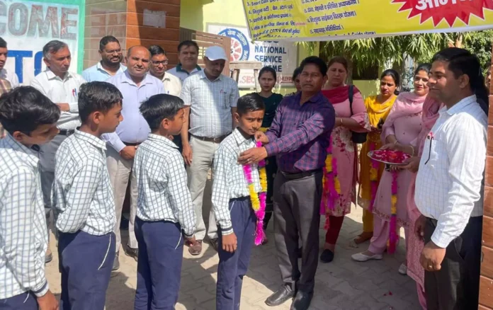 लाहडपुर व सालेहपुर स्कूलों में धूमधाम से मनाया गया प्रवेश उत्सव