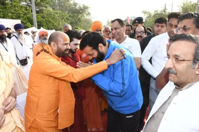 CM Naib Singh Saini took blessings from Swami Dineshanand Maharaj