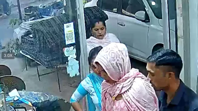 Gurugram News : दुकान में ग्राहक बनकर किए कपड़े चोरी