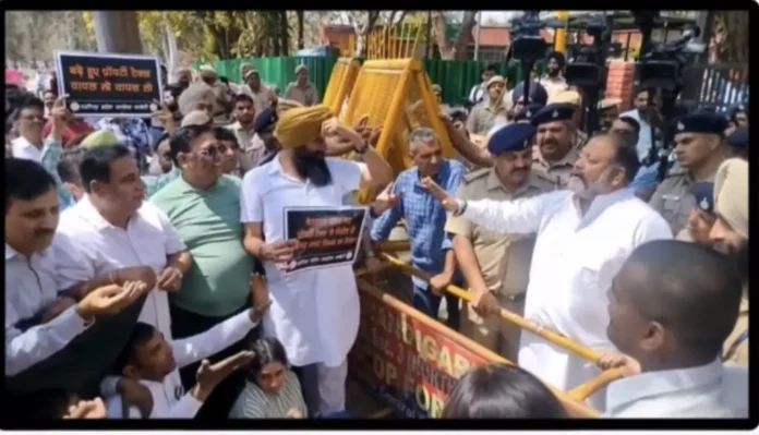 Congress protested in front of the Municipal Corporation office against the increase in property tax