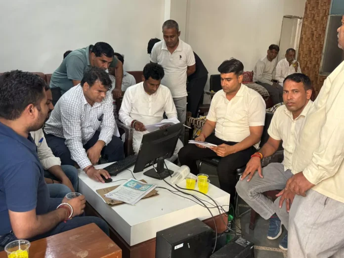 Faridabad News : निगम कर्मचारी डोर-टू-डोर कर रहे है प्रॉपर्टी सेल्फ सर्टिफिकेशन का कार्य